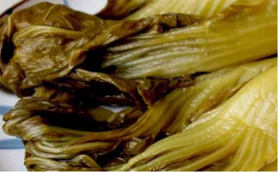 插旗菜業(yè)出口酸菜用食品X光機檢查，卻把腳踩的供給國內(nèi)